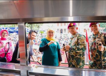 Gubernur Khofifah saat hadir di perayaan Indonesian Marines Day dalam rangka Hari Ulang Tahun ke-80 Korps Marinir TNI Angkatan Laut.