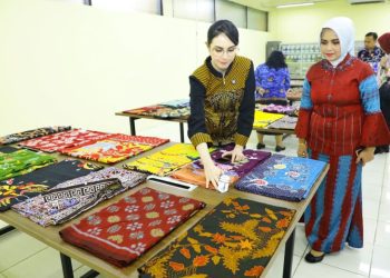 Arumi Bachsin meninjau pelatihan desain fashion Dekranasda Provinsi Jawa Timur di Aula UPT Pengembangan Teknis dan Keterampilan Kejuruan Komplek Kampus UNESA, Jalan Ketintang Gayungan Surabaya.