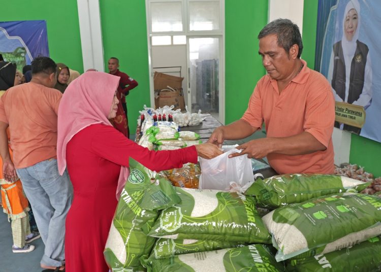 Pasar Murah di Gedung Serbaguna, Tanah Kali Kedinding, Jalan Kenjeran, Surabaya.