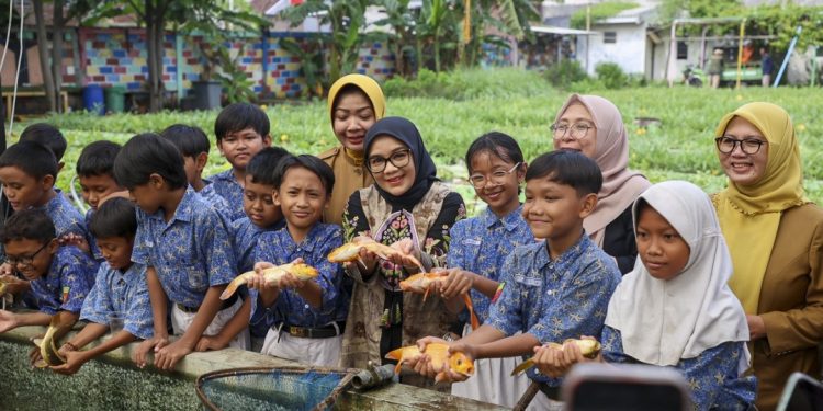 Sosialisasi gemar makan ikan diikuti oleh ratusan siswa SDN Jambangan 1 Surabaya di Mini Agrowisata, Jalan Pagesangan, Surabaya.