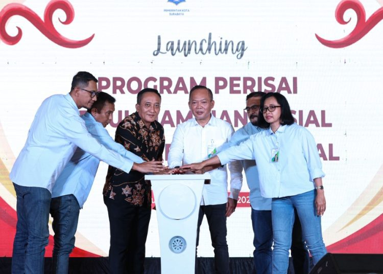 Kepala Disperinaker Kota Surabaya, Agus Hebi Djuniantoro saat launching program Perisai peduli jaminan sosial bagi pekerja informal.