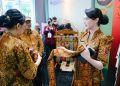 Arumi Bachsin saat menghadiri Kediri Fashion Batik Festival.