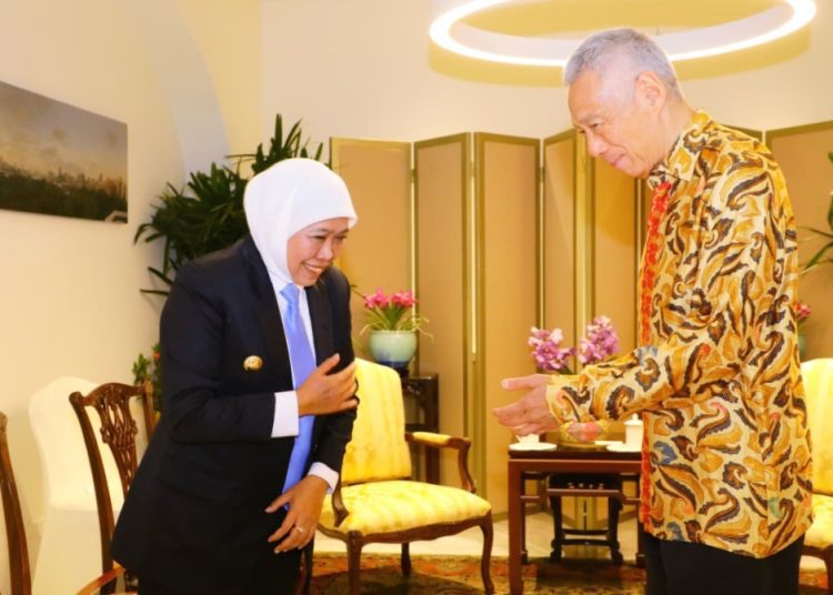 Gubernur Jawa Timur Khofifah Indar Parawansa bersama dengan Senior Minister Singapura Lee Hsien Loong.
