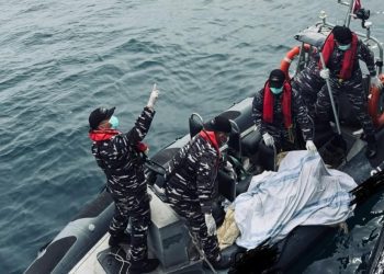 Evakuasi mayat laki-laki yang ditemukan mengapung di perairan Tanjung Manggar, Balikpapan.
