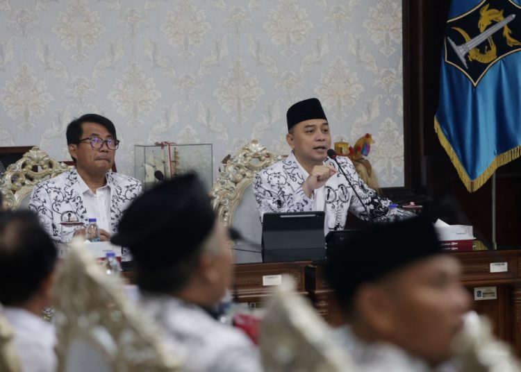 Wali Kota Surabaya, Eri Cahyadi saat menerima kunjungan tim verifikasi Penghargaan Anugerah Dwija Praja Nugraha tahun 2025.