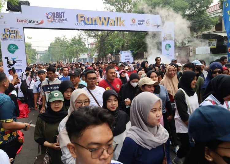 Fun walk dalam rangka Puncak Bulan Bhakti Karang Taruna (BBKT) Kota Surabaya 2025.