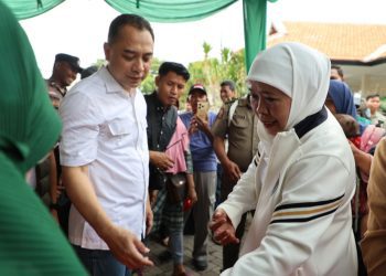 Wali kKota Surabaya Eri Cahyadi bersama Gubernur Khofifah Indar Parawansa saat Pasar Murah yang digelar di gedung Pandan Sari, Kandangan, Benowo, Surabaya.
