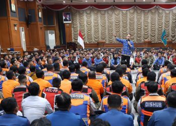 Wali Kota Surabaya Eri Cahyadi memberikan pengarahan kepada ratusan personel gabungan yang bertugas sebagai Petugas Ruas Jalan (PRJ) di Graha Sawunggaling.