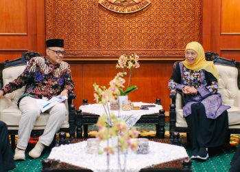 Gubernur Jawa Timur Khofifah Indar Parawansa bersama Menteri Haji dan Umroh RI KH. M. Irfan Yusuf.