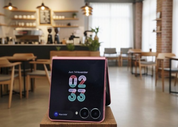Galaxy Z Flip7 dilengkapi dengan Gemini AI membuka peluang baru bagi para pebisnis untuk berkreasi menciptakan konten promosi yang lebih menarik dan efisien.