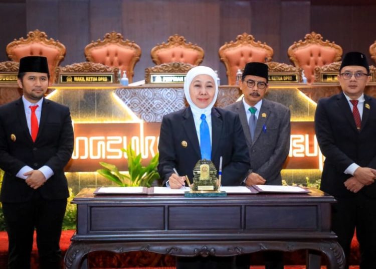 Penandatanganan berita acara pengesahan Perda APBD Jatim tahun 2026 di sidang paripurna di Gedung DPRD Jatim