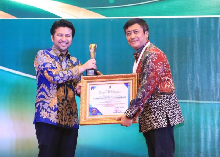 Pemkot Surabaya juara pertama kategori Inovasi Daerah di ajang Penganugerahan Inovasi Daerah dan Inovasi Teknologi Award Provinsi Jawa Timur Tahun 2025 yang diserahkan Wakil Gubernur Jatim Emil Elestianto Dardak.