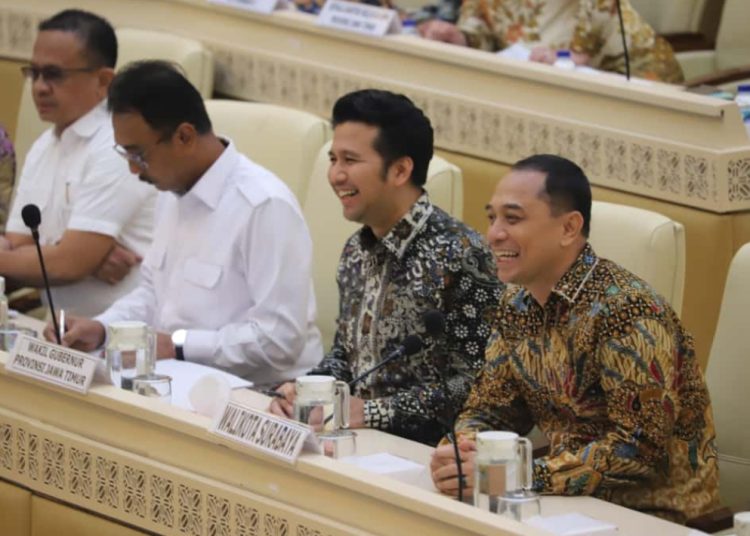 Wali Kota Surabaya Eri Cahyadi bersama Wakil Gubernur Jatim Emil Elestianto Dardak saat rapat yang membahas sengketa kepemilikan tanah eigendom verponding.