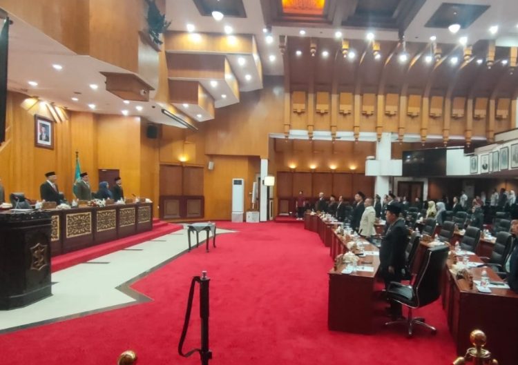 Suasana rapat paripurna di DPRD Surabaya.