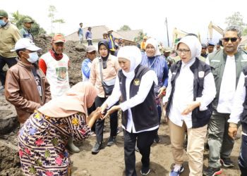 Gubernur Jawa Timur Khofifah Indar Parawansa turun langsung memimpin penanganan dampak Awan Panas Guguran Gunung Semeru.