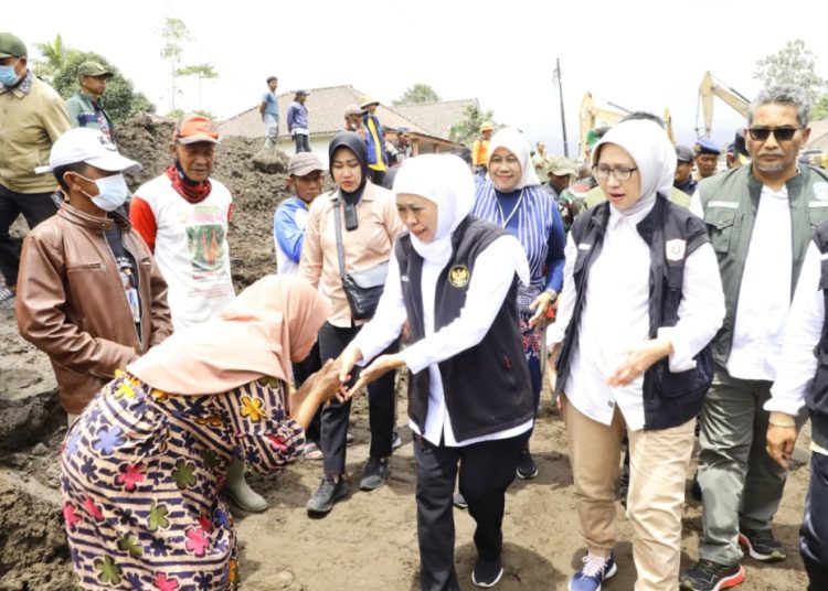 Gubernur Jawa Timur Khofifah Indar Parawansa turun langsung memimpin penanganan dampak Awan Panas Guguran Gunung Semeru.