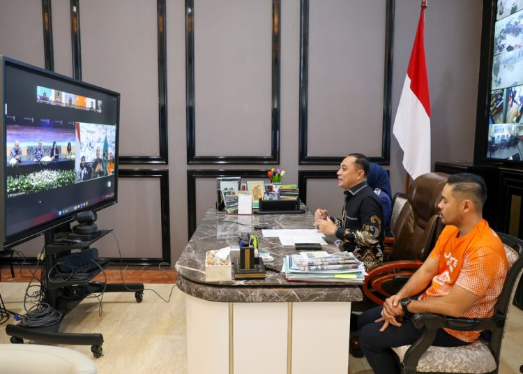Wali Kota Surabaya Eri Cahyadi mengikuti arahan Kementerian Pariwisata Republik Indonesia secara daring.