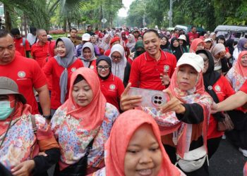 Wali Kota Surabaya Eri Cahyadi bersama istrinya Rini Indriyani mengikuti jalan sehat dalam rangka HUT PGRI dan Hari Guru Nasional.