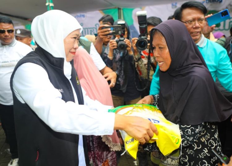 Gubernur Jatim Khofifah Indar Parawansa saat di pasar murah yang digelar di kantor Kecamatan Beji, Kabupaten Pasuruan.