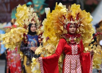Salah satu penampilan peserta Surabaya Fashion Festival.