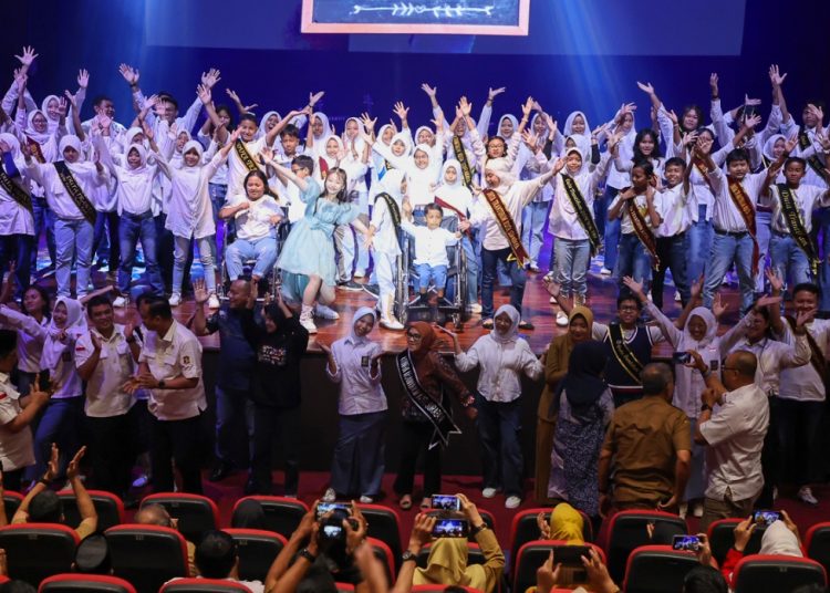 Foto bersama dalam gelaran Awarding Duta Trantibum Satpol PP Goes To School Tahun 2025, di Ciputra Hall.