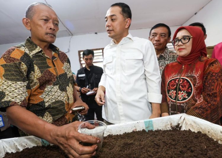 Wali Kota Surabaya saat meninjau rumah cacing di Kecamatan Bubutan.