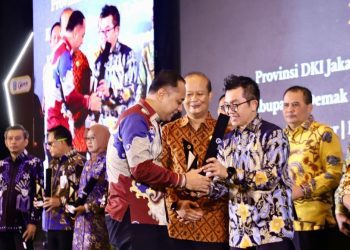 Kepala LAN RI Muhammad Taufiq menyerahkan penghargaan kepada Wali Kota Surabaya, Eri Cahyadi