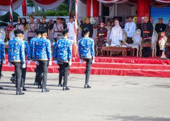 Upacara peringatan Hari Guru Nasional di halaman Balai Kota Surabaya.