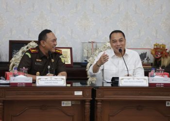 Wali Kota Surabaya Eri Cahyadi bersama Kepala Kejaksaan Negeri Tanjung Perak, Darwish Burhansyah.