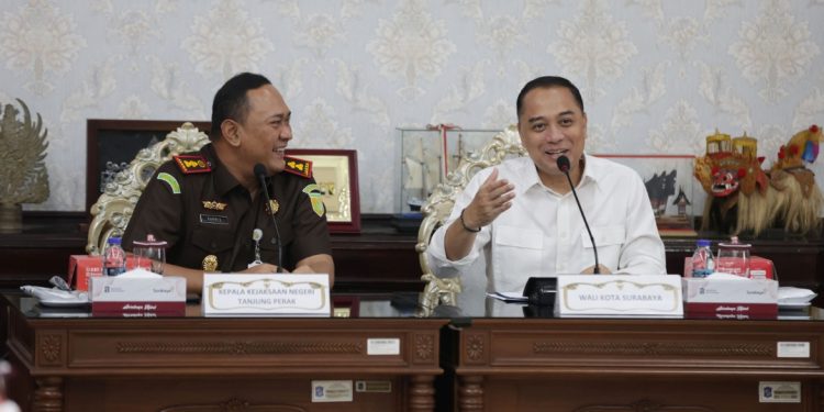 Wali Kota Surabaya Eri Cahyadi bersama Kepala Kejaksaan Negeri Tanjung Perak, Darwish Burhansyah.