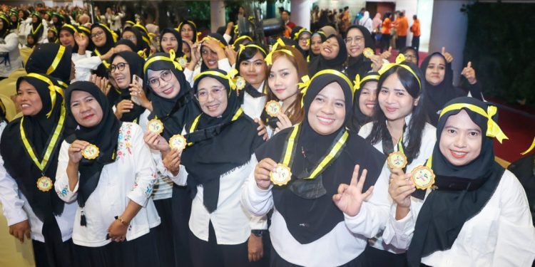 Para orang tua yang telah dinyatakan lulus dan diwisuda oleh Pemkot Surabaya.