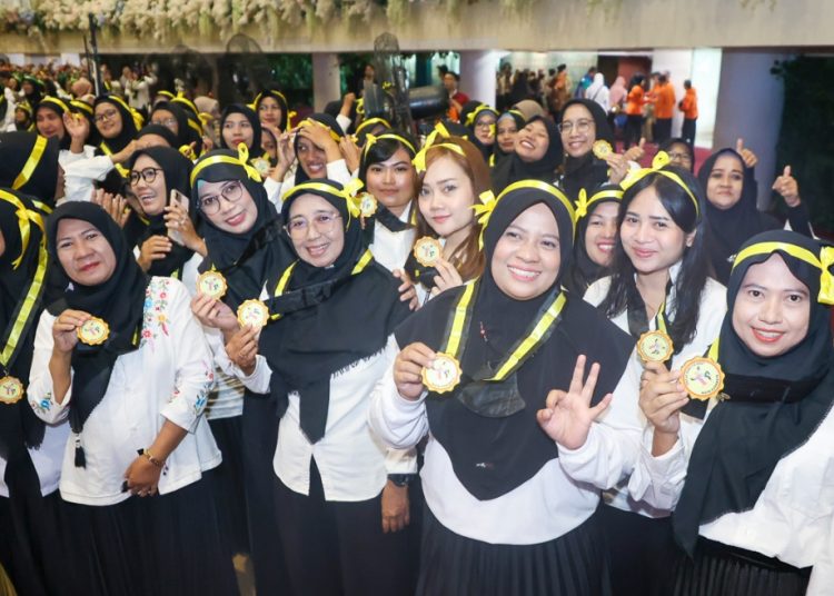 Para orang tua yang telah dinyatakan lulus dan diwisuda oleh Pemkot Surabaya.
