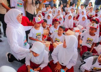 Gubernur Jawa Timur Khofifah Indar Parawansa bersama ratusan siswa sekolah dasar minum susu bersama dalam rangkaian Gerakan Serentak Pelayanan Inseminasi Buatan Jawa Timur.