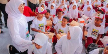 Gubernur Jawa Timur Khofifah Indar Parawansa bersama ratusan siswa sekolah dasar minum susu bersama dalam rangkaian Gerakan Serentak Pelayanan Inseminasi Buatan Jawa Timur.