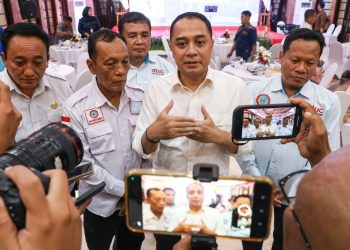 Wali Kota Surabaya Eri Cahyadi usai silaturahmi bersama jajaran pengurus Konfederasi Serikat Pekerja Seluruh Indonesia (KSPSI) Surabaya.