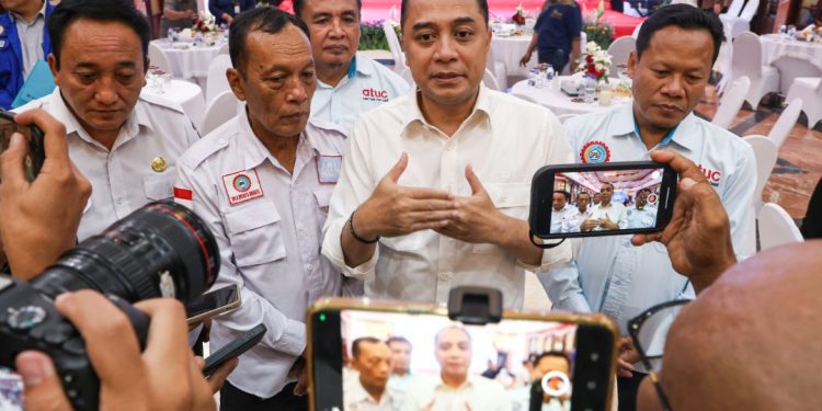 Wali Kota Surabaya Eri Cahyadi usai silaturahmi bersama jajaran pengurus Konfederasi Serikat Pekerja Seluruh Indonesia (KSPSI) Surabaya.