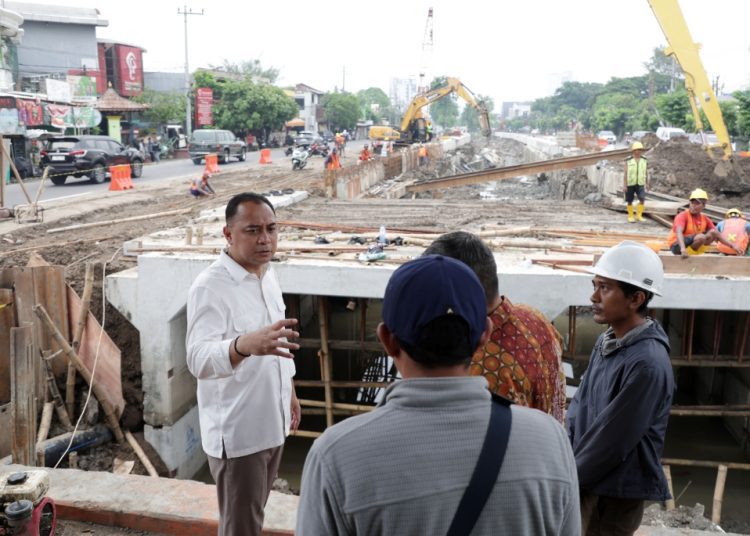 Wali Kota Surabaya Eri Cahyadi saat mengecek proyek pelebaran saluran dan pembangunan rumah pompa di Jalan Raya Prapen, Panjang Jiwo, Surabaya.