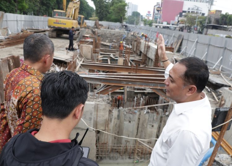 Wali Kota Surabaya Eri Cahyadi saat sidak salah satu proyek pembangunan rumah pompa.