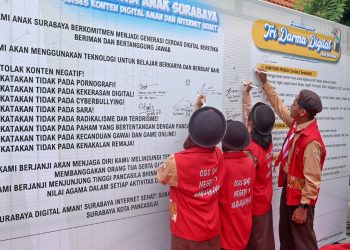 Para pelajar membubuhkan tanda tangan dalam deklarasi menggunakan media digital secara sehat dan bertanggung jawab.