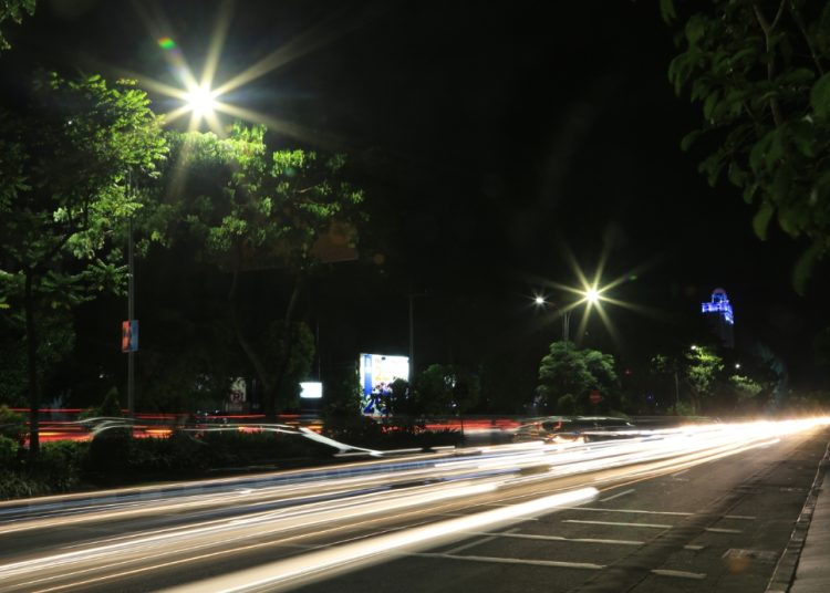 Foto ilustrasi penerangan jalan umum di Surabaya.
