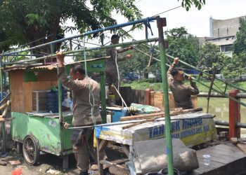Penertiban PKL di sepanjang Jalan Johar dan Jalan Sulung, Surabaya.