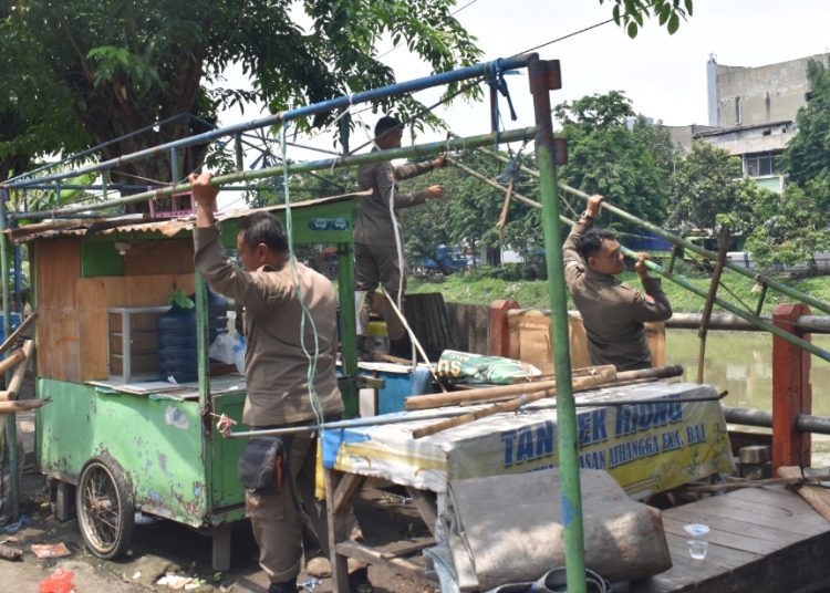 Penertiban PKL di sepanjang Jalan Johar dan Jalan Sulung, Surabaya.