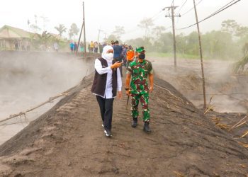 Gubernur Jatim Khofifah Indar Parawansa saat mengecek dampak erupsi Gunung Semeru di Lumajang.
