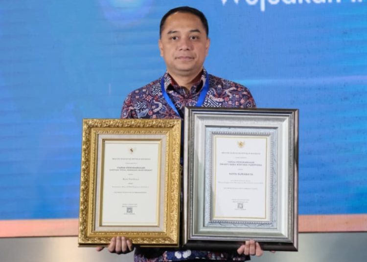 Wali Kota Surabaya Eri Cahyadi dengan dua penghargaan yang diterima Pemkot Surabaya.