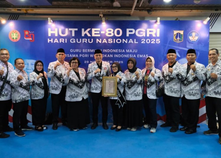 Wali Kota Surabaya Eri Cahyadi bersama istrinya Rini Indriyani dalam puncak peringatan HUT ke-80 PGRI dan Hari Guru Nasional 2025 di Britama Arena, Jakarta Utara.