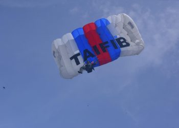 Demo terjun payung sebagai salah satu bagian dari kegiatan Indonesian Marines Day.