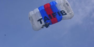 Demo terjun payung sebagai salah satu bagian dari kegiatan Indonesian Marines Day.