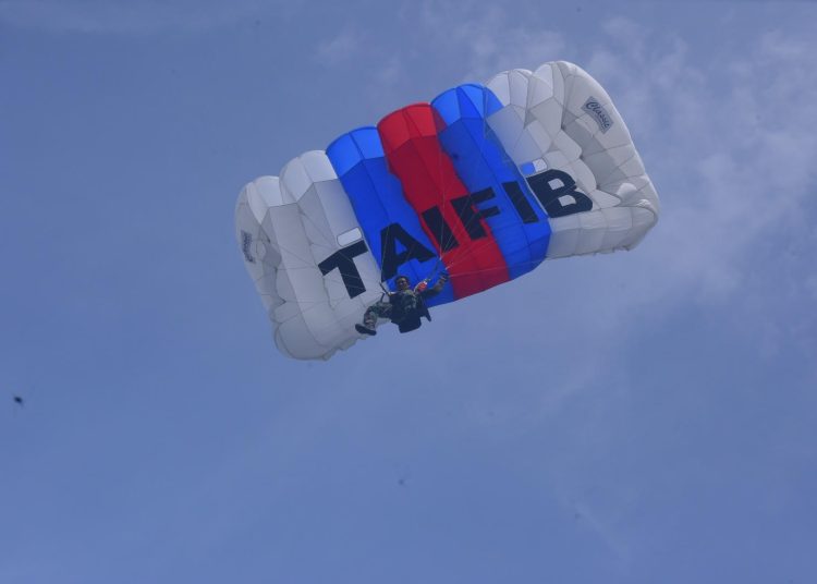 Demo terjun payung sebagai salah satu bagian dari kegiatan Indonesian Marines Day.