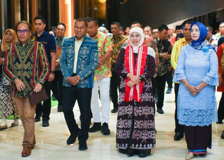 Gubernur Jatim Khofifah Indar Parawansa dalam forum silaturahim dengan Masyarakat NTT Asal Jawa Timur di Hotel Harper Kupang.