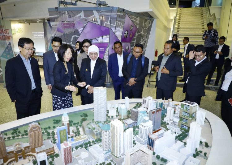 Gubernur Jawa Timur Khofifah Indar Parawansa saat melakukan kunjungan ke Urban Redevelopment Authority (URA) Singapore City Gallery.